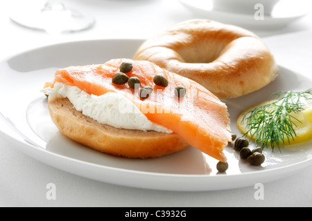 Lox, Bagels und Frischkäse Stockfoto