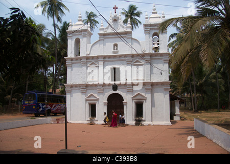 Hautpstraße Dorf Arpora, Goa im Jahr 2011. Es ist ein schnell entwickelnden Gebiet. St. Sebastian Kirche. Stockfoto