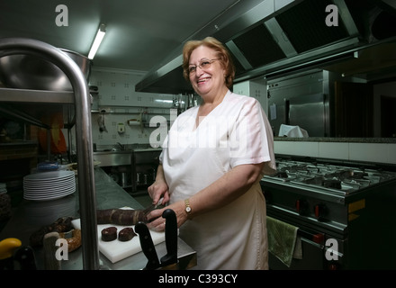 Frau Koch, die Zubereitung von Speisen im Restaurant des modernen Profi-Küche Stockfoto