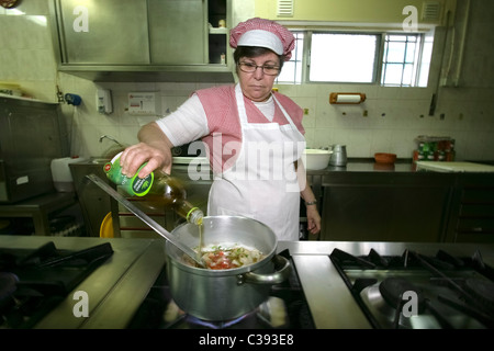 Frau Koch, die Zubereitung von Speisen in einem Restaurant moderne Profiküche Stockfoto