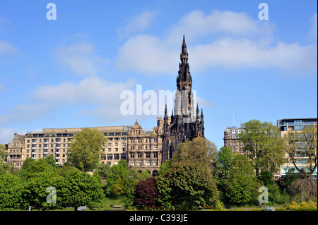 Royal Scott Monument Princes Street Edinburgh von Princes Street Gardens mit Jenners Kaufhaus im Hintergrund Stockfoto