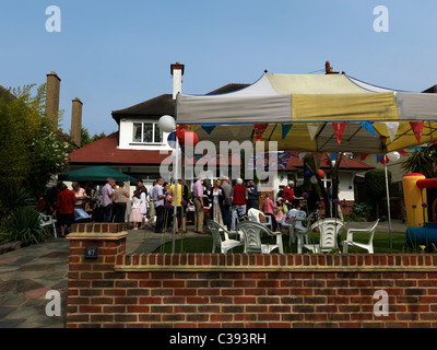 Königliche Hochzeit Street Party im Vorgarten Einfamilienhaus Stockfoto