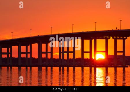 Biloxi Bay Bridge führt US Route 90 über Biloxi Bucht zwischen Biloxi und Ocean Springs, Mississippi, Vereinigte Staaten. Stockfoto