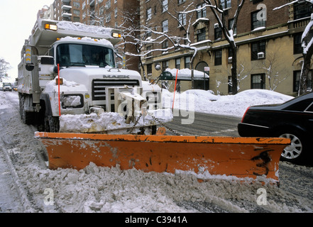 Schneepflug, der die Straße nach einem großen Schneesturm in New York City, USA, freiräumt. Straßeninstandhaltung bei Winterwetter Stockfoto