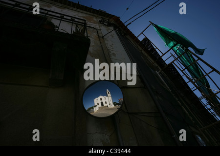 Weiße Kirche vor einem tiefblauen Himmel reflektiert in konvexe Spiegel Stockfoto