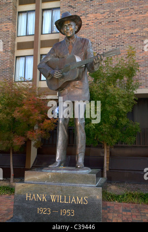 Lebensgroße Bronzestatue von Hank Williams steht in der Innenstadt von Montgomery, Alabama, USA. Stockfoto