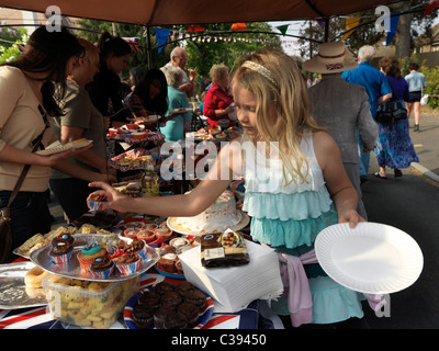 Hausgemachte Kuchen auf königliche Hochzeit Street Party Stockfoto