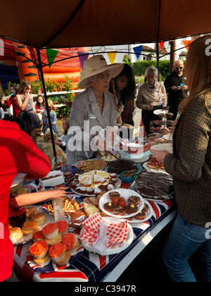 Hausgemachte Kuchen auf königliche Hochzeit Street Party Stockfoto