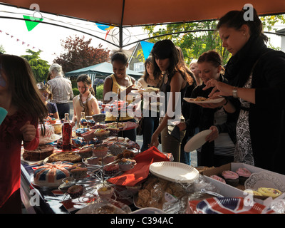 Hausgemachte Kuchen auf königliche Hochzeit Street Party Stockfoto