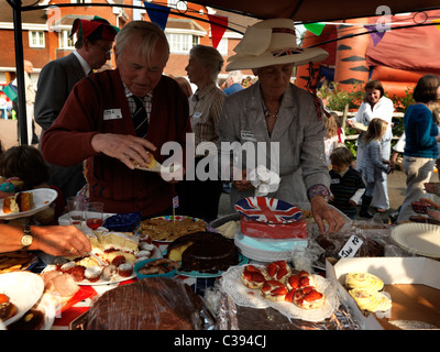 Hausgemachte Kuchen auf königliche Hochzeit Street Party Stockfoto