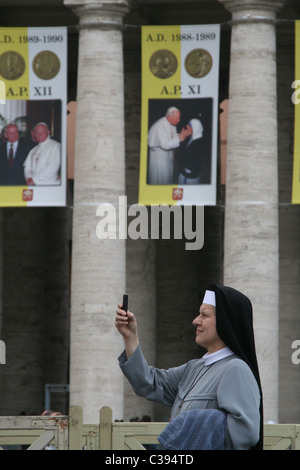 Menschen in dem Petersplatz vor der Seligsprechung von Papst Johannes Paul II, Vatikan, Rom 29. April 2011 Stockfoto