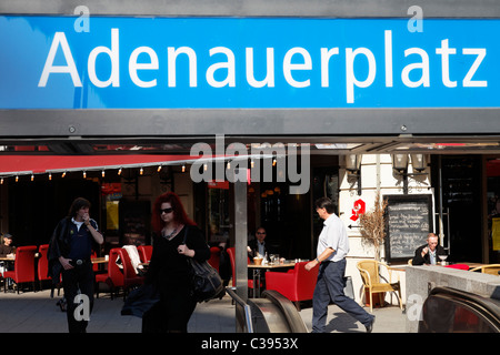 Berlin, Bürgersteig Restaurant und Café Graffiti am Adenauerplatz, Bestandteil der Kurfürstendamm. U-Bahnstation. EU/DE/DEU / Stockfoto