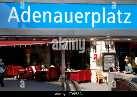 Berlin, Bürgersteig Restaurant und Café Graffiti am Adenauerplatz, Bestandteil der Kurfürstendamm. U-Bahnstation. EU/DE/DEU / Stockfoto