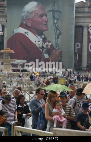 Menschen in dem Petersplatz vor der Seligsprechung von Papst Johannes Paul II, Vatikan, Rom 29. April 2011 Stockfoto