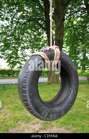 Alten altmodischen Seil Reifen Schaukel hängend eine Kastanie Baum, stundenlangen Spaß bei relativ billig zu machen und zu installieren. Stockfoto