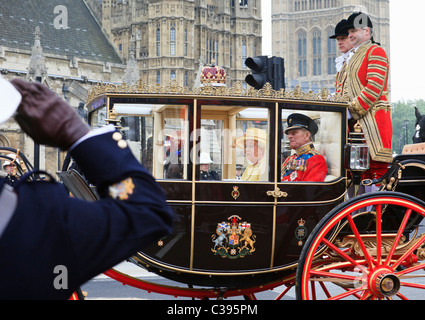 Royal Marine in Uniform begrüßt Königin Elizabeth II. und Prinz Philip reiten in der Beförderung nach William und Kate's Hochzeit. London England Großbritannien Großbritannien Stockfoto