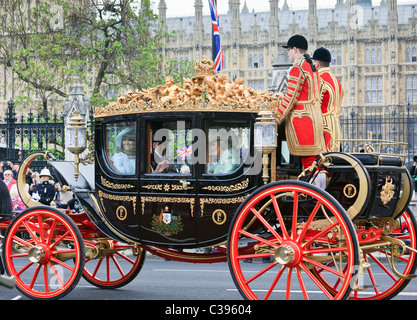 Herr und Frau Middleton mit Camilla Reiten im Wagen nach der königlichen Hochzeit von Prinz William und Kate im Jahr 2011. London England UK Großbritannien Stockfoto