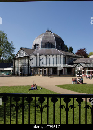 Eisen Geländer im Vordergrund Buxton Octagon Gebäude im Hintergrund Pavilion Gardens Buxton Derbyshire England Stockfoto