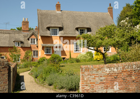 Eine strohgedeckte Hütte und seinen Vorgarten in das Dorf Polestead, Suffolk, England. Stockfoto