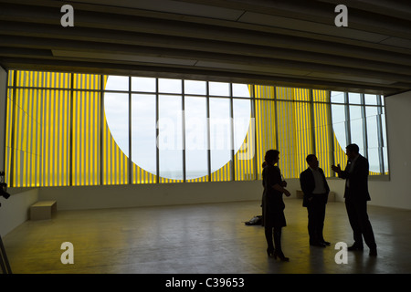 Anleihen und Multiplikation der Landschaft von Daniel Buren an der Turner Contemporary Galerie im Küstenort Margate, Kent, England Stockfoto
