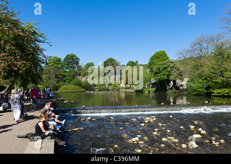 Der Fluss Wye in das Dorf Bakewell auf Anfang Mai 2011 Feiertagswochenende, The Peak District, Derbyshire, UK Stockfoto