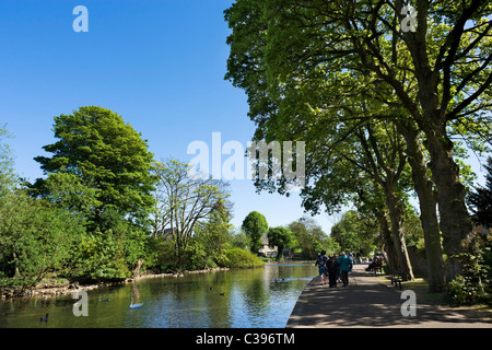 Am Ufer des Flusses Wye in das Dorf Bakewell auf Anfang Mai Wochenende und Feiertagen, The Peak District, Derbyshire, UK Stockfoto