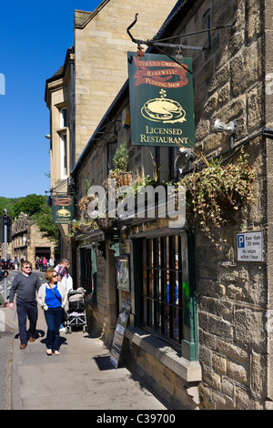 Touristen auf den Bürgersteig Ouside The Old Original Bakewell Pudding Shop, Bakewell, The Peak District, Derbyshire, UK Stockfoto