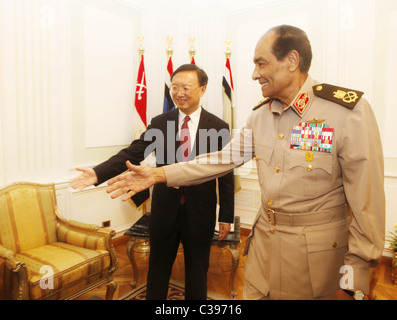 Feldmarschall Mohamed Hussein Tantawi Kopf des regierenden Militärrates Egypts trifft besuchenden chinesischen Außenminister Yang Jiechi Stockfoto