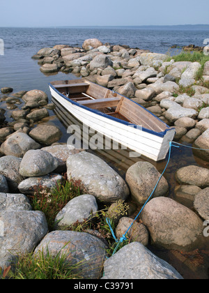 Ein Boot in einem natürlichen Hafen, Hano, Schweden Stockfoto