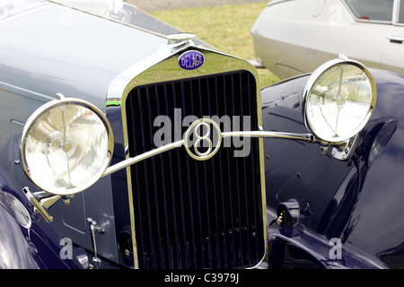 Kühler Grill & Scheinwerfer von einem Delage Oldtimer Stockfoto