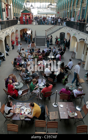 Ein instrumental Sextett spielen während Diners außerhalb der Krustenbildung Rohr in die Welt berühmten Covent Garden Market, London, UK Essen. Stockfoto