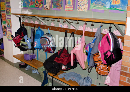 Kinder Rucksäcke und Jacken an Haken mit Bildern an der Wand hängen. St Paul Minnesota MN USA Stockfoto