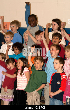 Gruppe von begeisterten elementare interracial Schulkinder singen. St Paul Minnesota MN USA Stockfoto