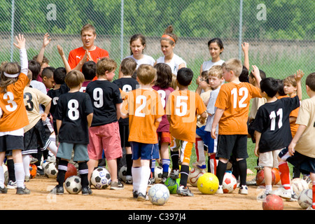 Trainer im Gespräch mit ihrer Fußball-Teams vor dem Spiel. St Paul Minnesota MN USA Stockfoto