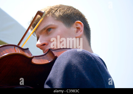 Junger Mann Geige Violine zu spielen. Schwedischer Midsommar Feier Minneapolis Minnesota MN USA Stockfoto