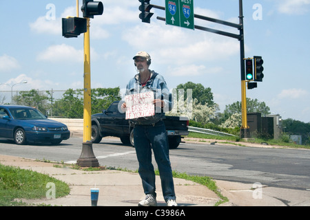 Obdachloser mit einem Schild um Arbeit bitten. St Paul Minnesota MN USA Stockfoto