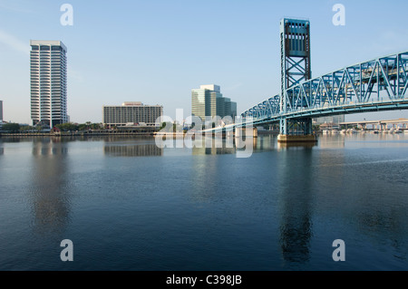 Florida, Jacksonville. Das Jacksonville Landing Gebiet entlang des St. Johns River, The Main St. Bridge. Stockfoto