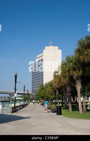 Florida, Jacksonville. Das Jacksonville Landing Gebiet entlang des St. Johns River. Blick vom Riverwalk. Stockfoto