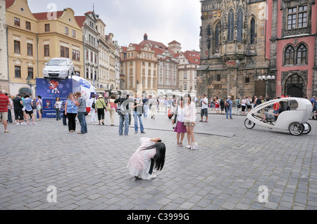 Der belebten Altstadt Platz mit Touristen, Prag, Tschechische Republik Stockfoto