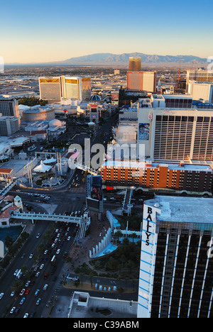 Las Vegas Strip bei Sonnenuntergang. Von der Spitze des Eiffel Tower Hotel betrachtet. Stockfoto