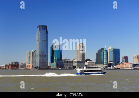 New Jersey Hoboken Skyline Panorama über Hudson River mit Wolkenkratzern und blauen Himmel von New York City Manhattan Downtown angesehen. Stockfoto