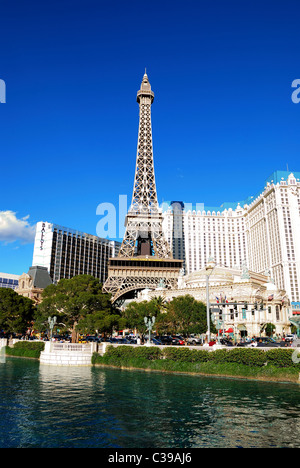 Paris und Ballys Hotel Casino, Las Vegas, mit See am Strip. Stockfoto