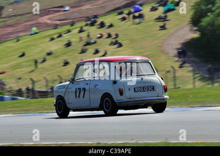 U2TC Pre - 66 unter 2 Liter Tourenwagen - Roger Ebdon/Neil Slark, 1965 Morris Mini Cooper S Stockfoto