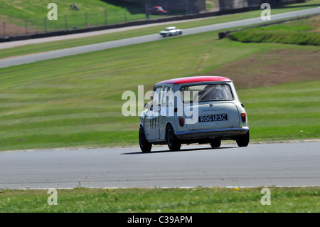 U2TC Pre - 66 unter 2 Liter Tourenwagen - Roger Ebdon/Neil Slark, 1965 Morris Mini Cooper S Stockfoto