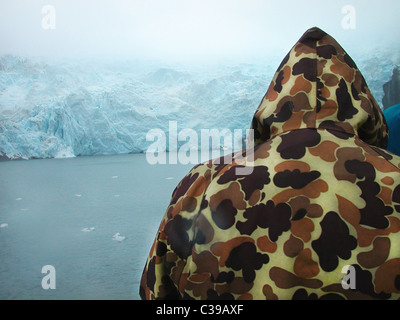 Alaska-Gletscher, Rückseite Mann in Camouflage Jacke Stockfoto