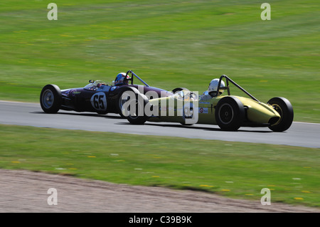 FIA Lurani Trophy für Formel Junior-Autos - Edwin Jowsey, 1963 Lotus 22 & Pierre Tonetti, 1963 Brabham BT6 Stockfoto