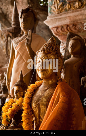 Buddhistische Statuen in Buddha Höhle auf dem Mekong River in der Nähe von Luang Prabang in Laos Stockfoto