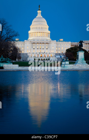 United States Capitol am Ende der National Mall in Washington, DC, spiegelt sich in der Capitol Reflecting Pool Stockfoto