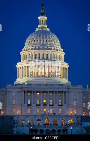 United States Capitol am Ende der National Mall in Washington, DC am frühen Abend Stockfoto