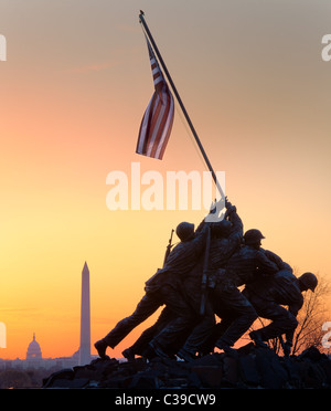 Das Marine Corps War Memorial in Arlington, VA bei Sonnenaufgang mit dem US Capitol und dem Washington Monument sichtbar Stockfoto